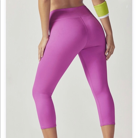 SOLD Fabletics Mid-Rise Powerhold Capri - Picture 2 of 6